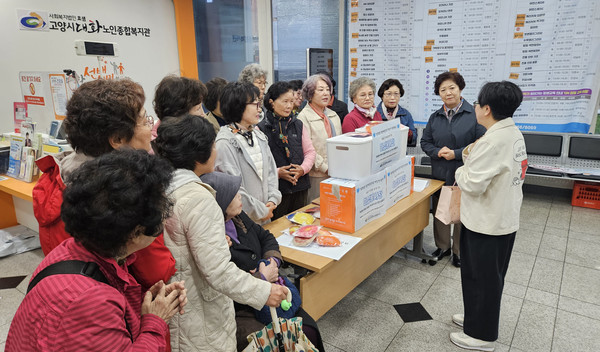 대화노인종합복지관 마실봉사단이 관계자의 이야기를 듣고 있다.