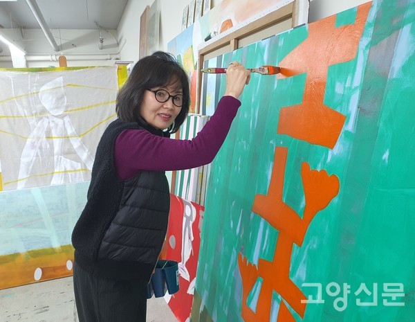 오정희 서양화가가 작품 마무리 작업을 하고 있다.