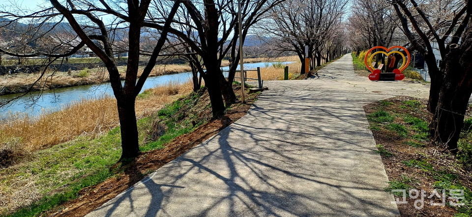 아름다운 눌노천 물길을 감상하며 걷기 좋은 덕천리 벚꽃길. 이곳 벚나무들도 아직 개화를 기다리고 있다. 