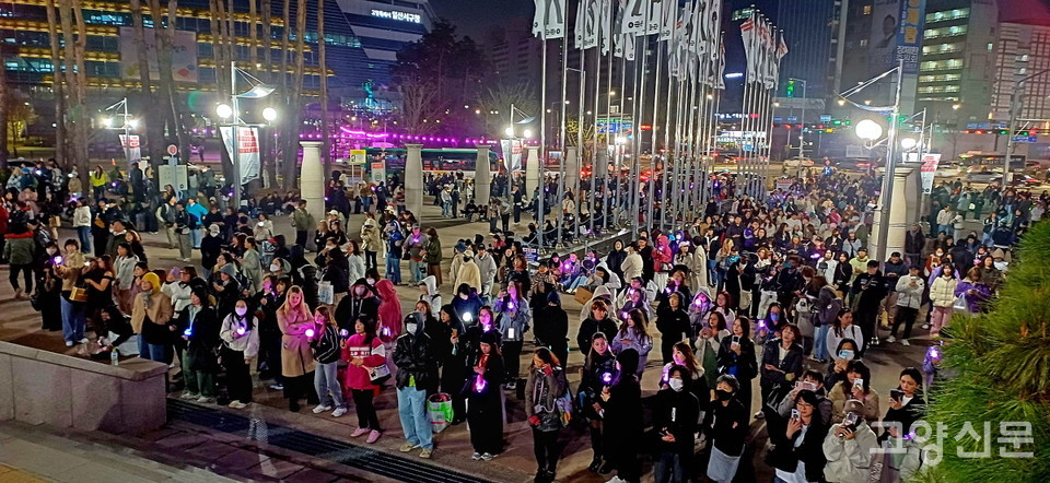 공연장 밖 팬들의 뜨거운 열정은 콘서트가 진행된 3시간 내내 식을 줄 몰랐다. 