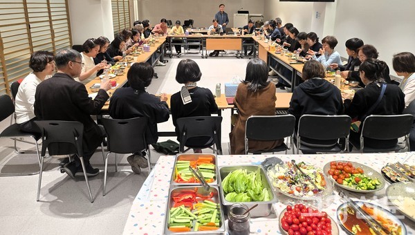 지난 13일, 사과나무의료재단 구내식당에서는 30분 식사와 30번 씹기로 몸의 혁명을 시작한 ‘몸공부’ 6기 멤버들이 한데 모여 건강한 생명의 맛을 나누는 유쾌한 음식 파티를 열었다.