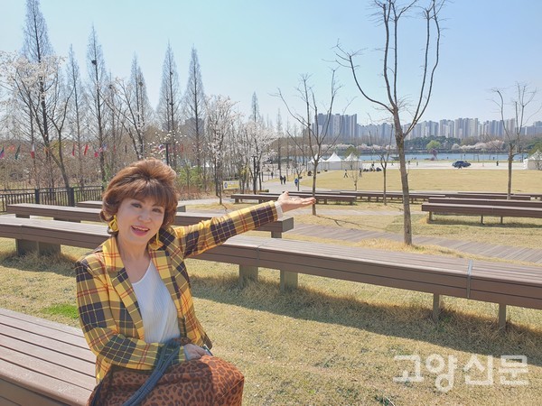호사랑은 지난 일산호수공원 노루목언덕에서 공연했던 일을 이야기하며 즐거워했다.