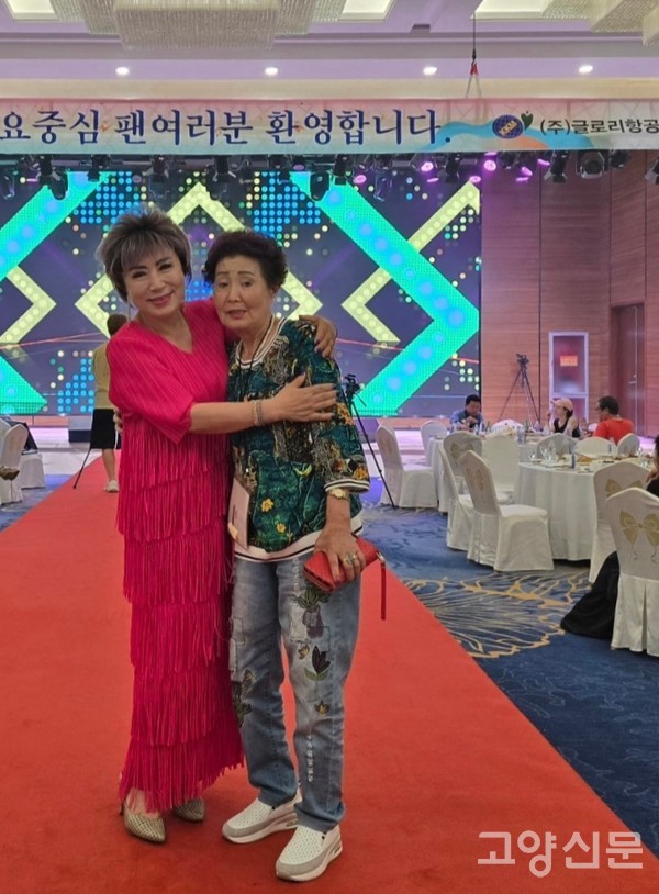 공연을 마치고 어머니와 포옹하고 있는 호사랑.
