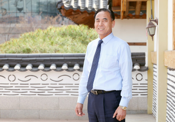 제13대 고양문화원장에 취임한 이봉운 원장. 시민들이 재미있고 편안하게 찾는 공간을 그리고 있다.