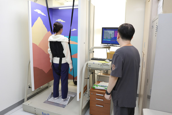  전정기능(귀 내부에서 몸의 중심을 잡고 균형을 유지하는 능력) 검사 장면. 일산백병원 제공