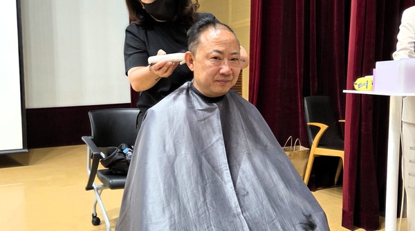 안중돈 시의원이 화수역 신설 확정을 촉구하며 삭발을 하고 있다.