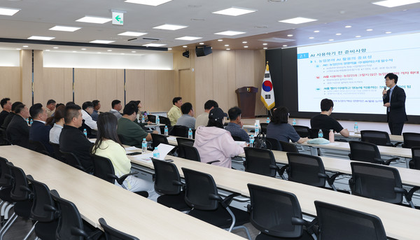 CIN미래전략연구소 남기정 박사가 알기쉽게 강의를 진행하고 있다.