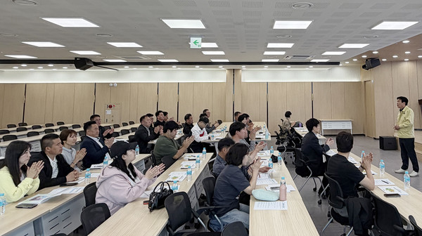 이석일 일산농협 조합장이 인공지능(AI) 활용 교육에서 농업인들에게 인사말을 전하고 있다.