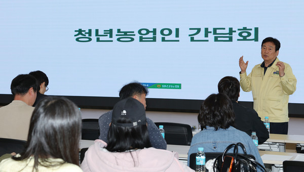 강의에 이어 소통의 시간으로 이석일 조합장이 농업인들과 질의답변 시간을 가졌다.