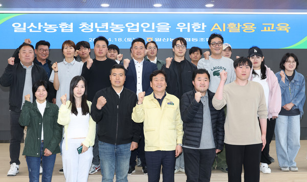 강의를 마친 후 참석자들이 함께 자리했다.