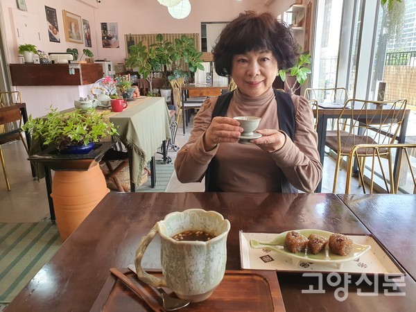 김영옥 대표가 시간과 정성으로 달인 깊고 진한 대추차와 약식, 꽃잎을 띄운 차에 대해 설명하고 있다.