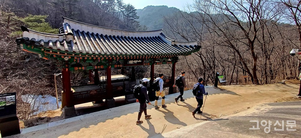 북한동 계곡의 중심부에 자리하고 있는 산영루. 