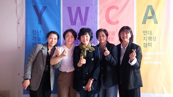 나눔카페를 성황리에 마친 고양YWCA 이사진이 한자리에 모여 기념촬영을 했다. (왼쪽부터) 고양YWCA 박연희 이사, 함윤희 전 사무총장. 김용주 회장. 박진남 이사, 최인희 사무총장.