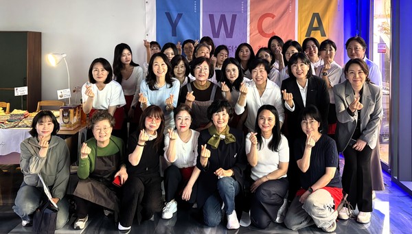모든 일정을 성공적으로 마무리한 고양YWCA 이사진과 자원봉사자들이 한자리에 모여 기념사진을 남겼다.
