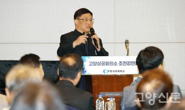 주원 현대경제연구원 연구본부장은 이날 강연에서 "최근의 수출 호조는 반도체 한 종목에만 쏠린 착시 현상일 뿐, 실제 우리 지갑 사정과 직결되는 내수 소비는 여전히 얼어붙어 있다는 점을 경계해야 한다"라고 말했다.