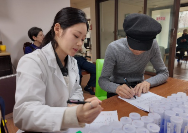 사과나무의생명연구소 연구원(왼쪽)이 어르신들을 대상으로 인지기능 검사를 세심하게 진행하고 있다. 사과나무의료재단 제공