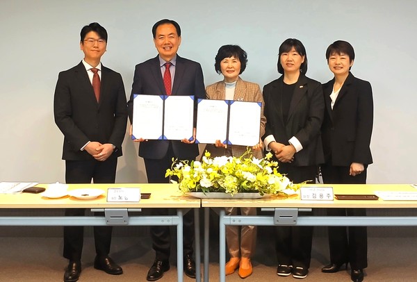 고양YWCA와 글로스터호텔 킨텍스 관계자들 이날 업무협약을 통해 민간 기업과 시민단체가 함께하는 상생 모델을 구축하고, 지역사회 나눔문화 확산과 공익활동 활성화를 위해 다각적으로 협력하기로 했다.