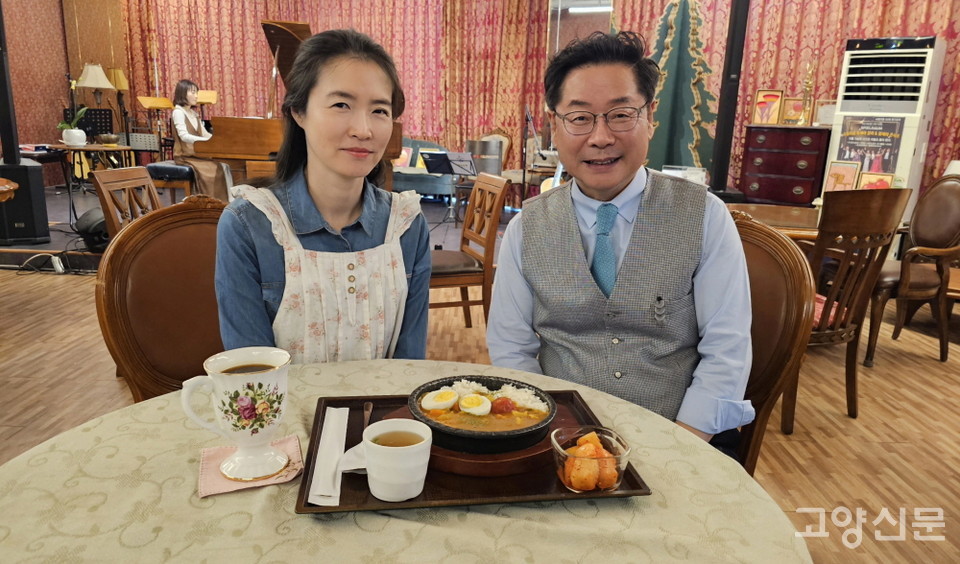카페 경성레코드를 운영하는 호수미, 손덕기 부부(왼쪽부터). 