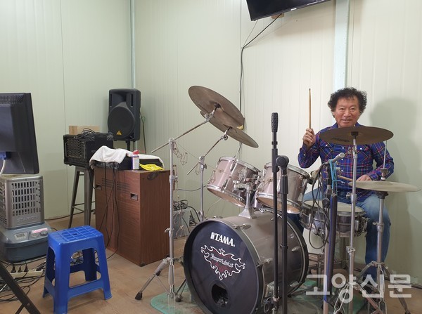 최길복 회장은 고교 때 밴드활동을 했다. 그 실력으로 송포농협 크고 작은 행사에서 연주 봉사도 한다.