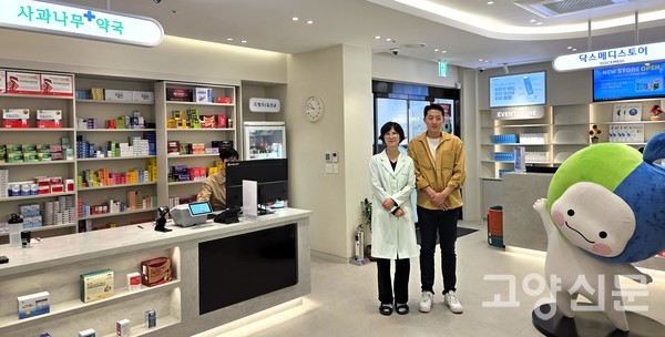 닥스메디스토어와 약국이 마주 보며 협업하는 독특한 매장 구조 안에서 김명 닥스메디 본부장(오른쪽)과 정경화 사과나무플러스약국 약사(왼쪽)가 나란히 섰다.