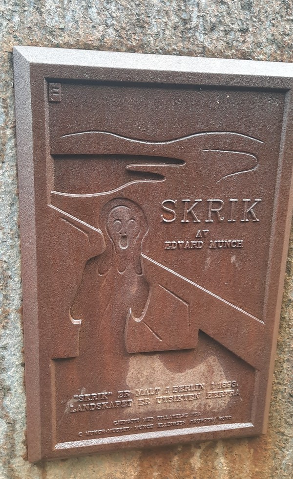 뭉크 절규 작품이 배경이 된 언덕위 절규 마크가 붙어있다. 이철규 북유럽특파원