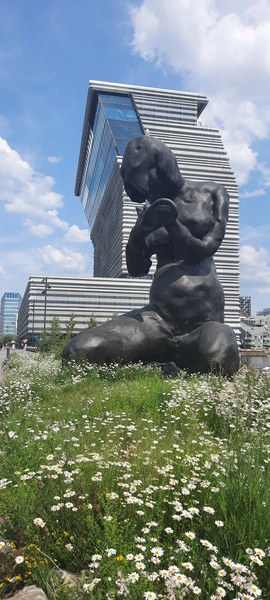 뭉크박물관 옆 더마더 조각상. 이철규 북유럽특파원