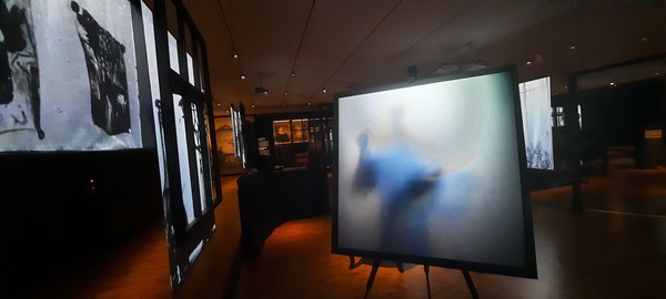 박물관 7층 뭉크 그림자(Munch Shadows) 전시실에서 뭉크가 직접 관람객을 그려주는 모습을 재연하고 있다. 이철규 북유럽특파원