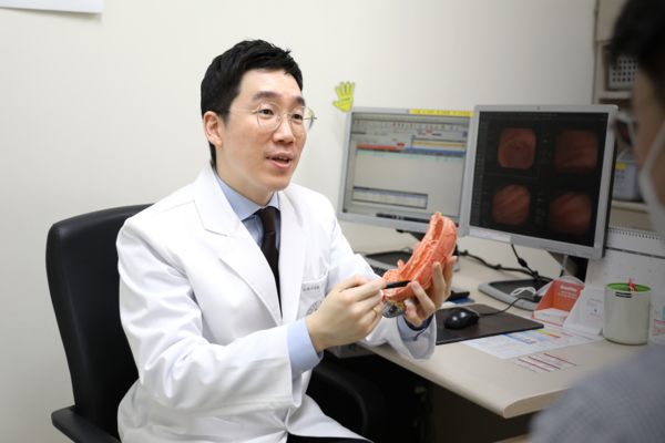 강 교수는 위암 수술 후 관리에서 재발 감시뿐 아니라 2차 암 발생까지 고려해야 한다고 강조하며 환자의 연령, 병기, 동반질환 등을 종합적으로 반영한 맞춤형 추적검사 전략의 중요성을 밝혔다.