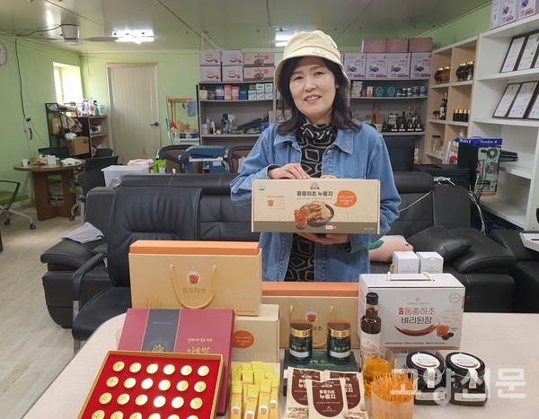 최흥숙 대표가 동충하초를 재료로 개발한 다양한 먹거리를 보여주고 있다. 