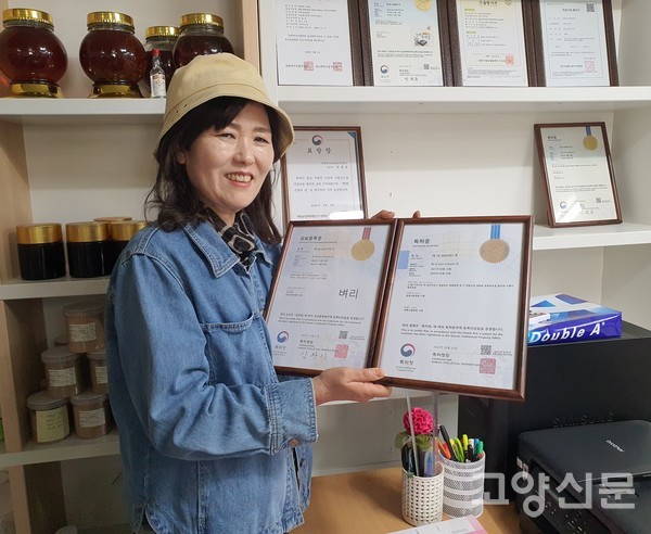 최흥숙 대표가 '벼리' 상표등록증과 IOT(사물 인터넷) 기반 동충하초 재배 특허증을 보여주고 있다.