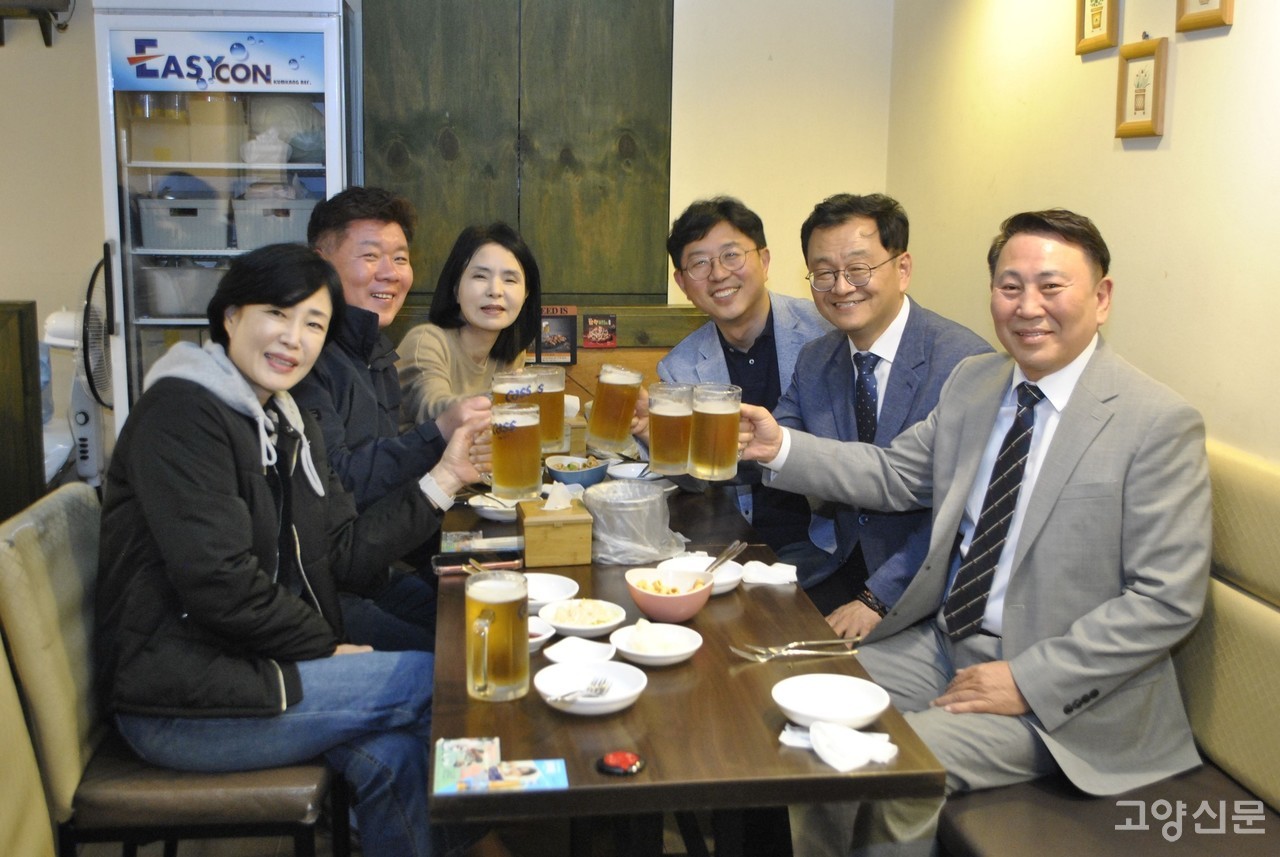더불어민주당 고양시장 후보 경선에 참여했던 6명의 예비후보가 지난 4일 호프타임을 가졌다.