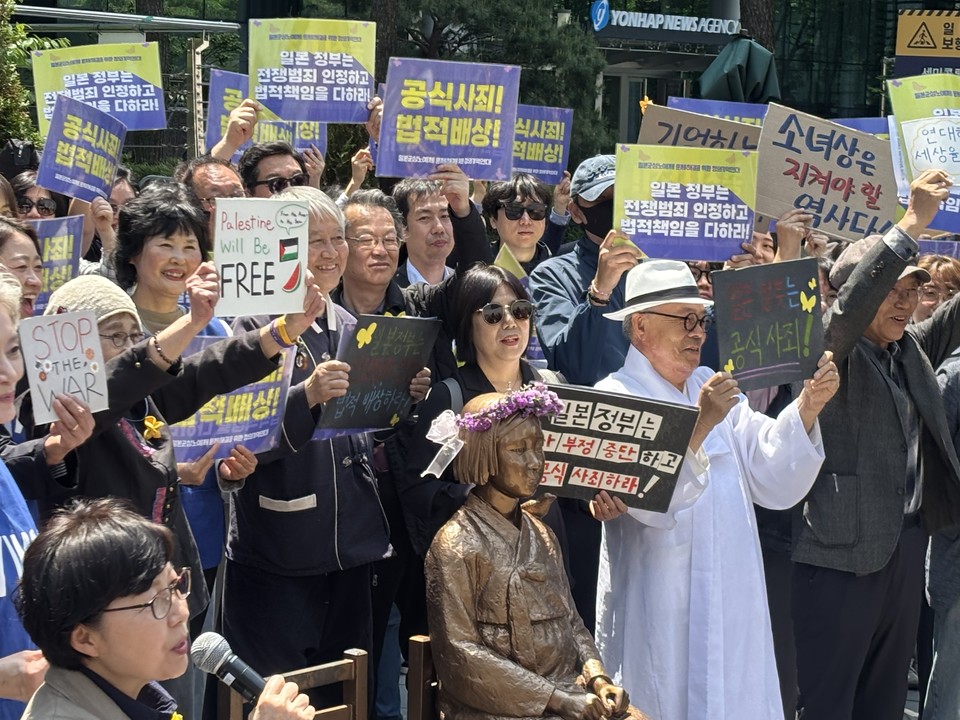 지난 6일 고양YWCA 활동가들이 서울 일본대사관 앞 평화로에서 열린 수요시위 연대 발언 및 성명서 낭독에 참여했다.