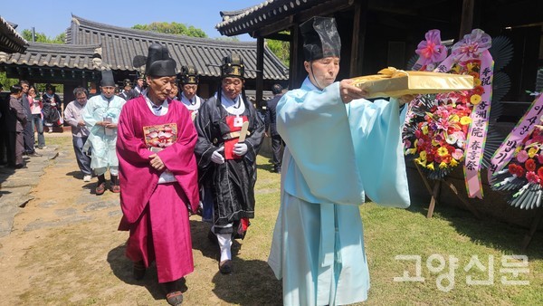 춘향제를 봉행하기 위해 기공사로 나아가는 모습
