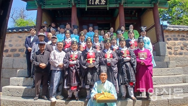 춘향제를 마치고 단체사진 촬영