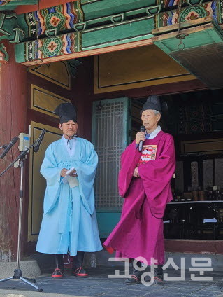 인사말을 하고 있는 권정택 행주서원 원장