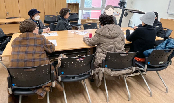 선배시민 후원회와 함께나눔회가 기획 회의를 하고 있다.
