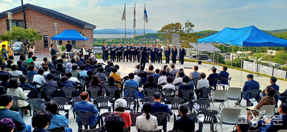 DMZ평화교육원 마당에서 펼쳐진 감동의 축하공연.                                                                  유경종
