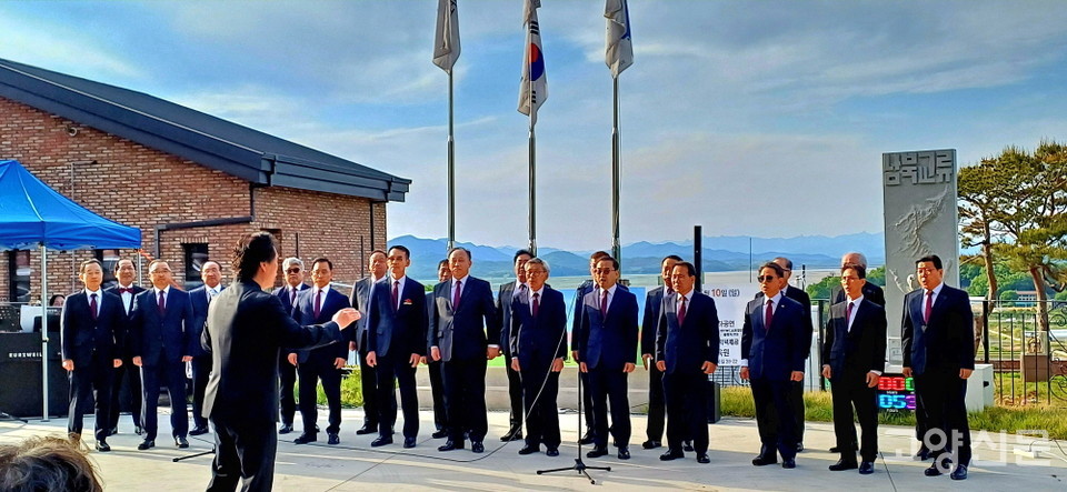 감동의 노래선물을 전한 고양파주남성합창단의 축하공연.                                                     유경종