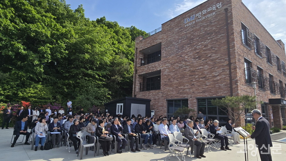 임진강언덕교회가 예배 처소로 사용하고 있는 DMZ평화교육원 건물.                                         박경만