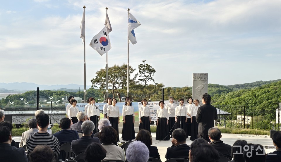 고양YWCA여성합창단의 축하공연.                                                                                      유경종