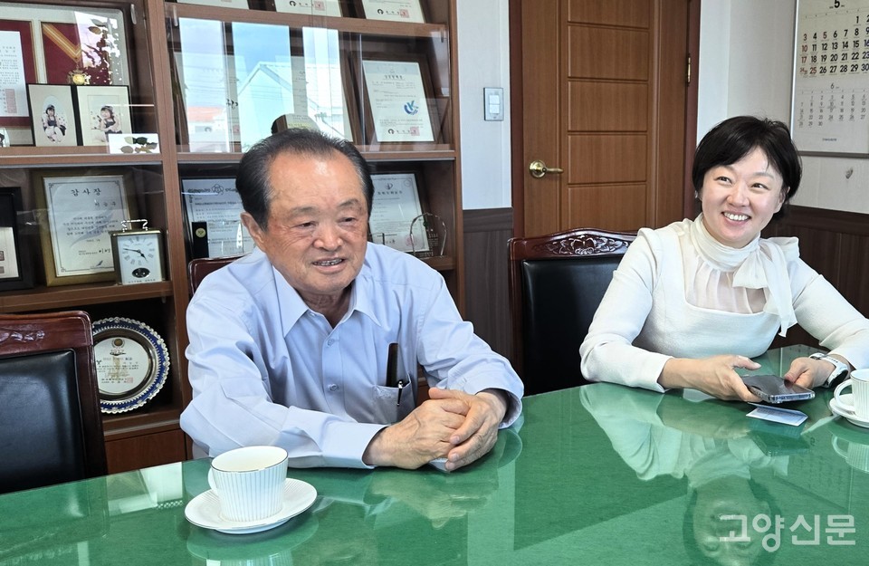 지난 12일, 칠갑농산 본사에서 이능구 회장(왼쪽)과 가업을 이어 경영 전면에 나선 이영주 대표(오른쪽)를 만나 반세기 쌀 외길에 담긴 깊은 속내를 들어보았다.