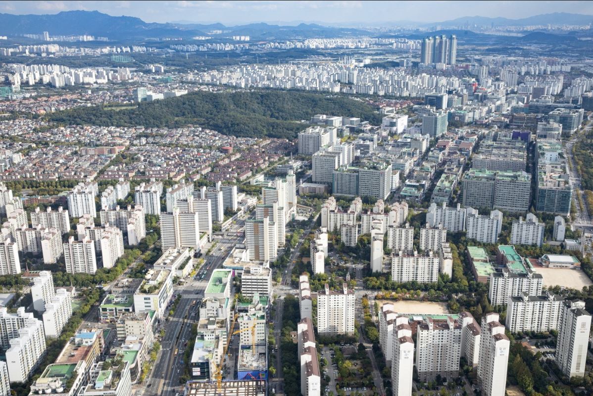 고양시 전경. 택지개발로 도시는 팽창하고 광역망은 확충되고 있지만, 시내를 거미줄처럼 잇는 대중교통 지선망은 여전히 부족하다는 지적이 제기된다. 고양시 제공.