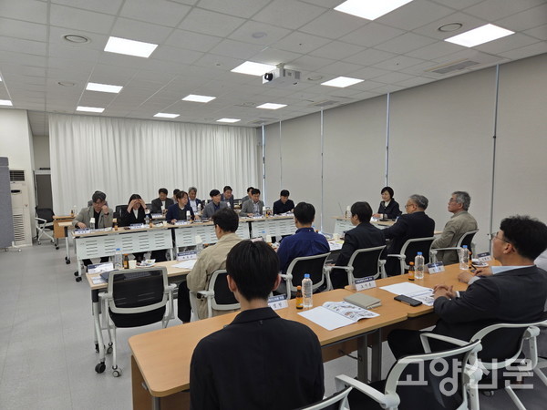 제2부시장을 비롯한 교통 분야 전문가와 관계자들이 참석해 고양시 맞춤형 교통 개선 방안에 대해 심도 있는 논의를 진행하고 있다. 고양시 제공.