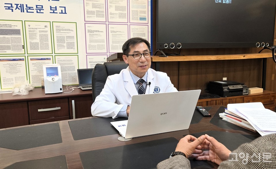 이규재 연세대학교 의과대학 교수가 연구실에서 ‘좋은 물’이 인체 에너지와 노화 방지에 미치는 영향에 대해 최근 연구 성과를 바탕으로 설명하며 환하게 웃고 있다.