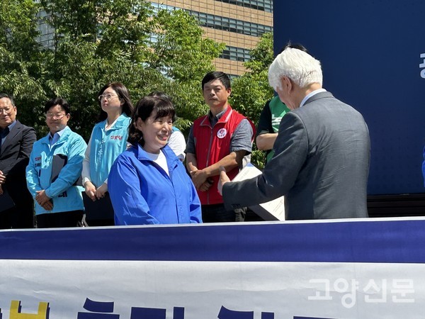 김미수 고양시의원 후보가 전국시민연대 김영주 상임대표로부터 인증서를 받고 있다.