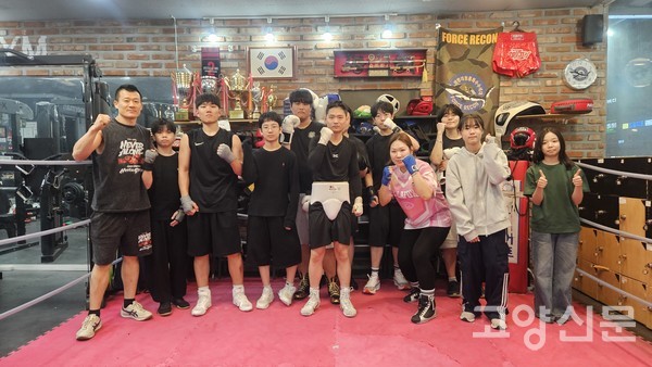 멋진 포즈를 취하고 있는 강기준 복싱 다이어트 체육관 회원들