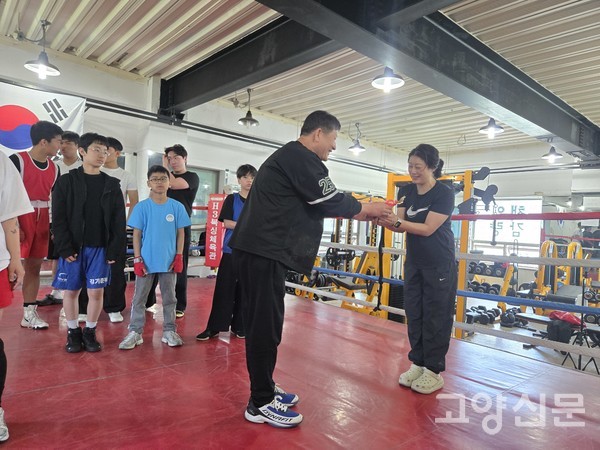 안옥경씨(오른쪽)가 우승트로피를 받고 있다.