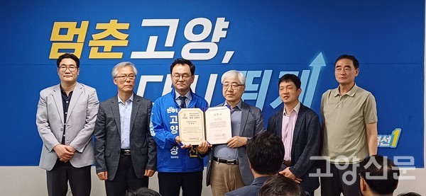 민경선 후보(가운데)가 류태선 상임대표를 비롯한 시민사회 대표진들로부터 '광장시민후보' 인증서를 수여받고 있다.