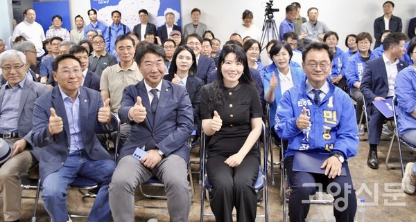 발대식 현장을 가득 채운 당원과 지지자들, 시·도의원 후보들이 민 후보의 소통 공약 발표에 밝은 표정으로 '엄지척'을 하며 환호하고 있다.