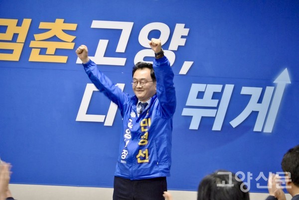  "반드시 승리하겠습니다!" 지지자들의 뜨거운 연호 속에서 민경선 후보가 두 팔을 번쩍 들어 올리며 6·3 지방선거 필승을 향한 결연한 의지를 보이고 있다.